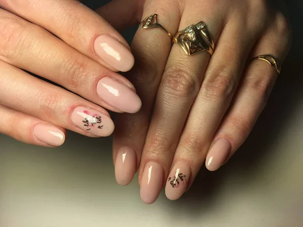 Zachte Beige Manicure Met Zwart Trendy Design — Stockfoto