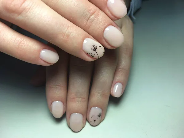 Delicate Beige Manicure Met Zwarte Paardebloemen Lange Nagels — Stockfoto