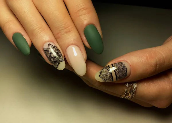 autumn green manicure with black flower stamping design