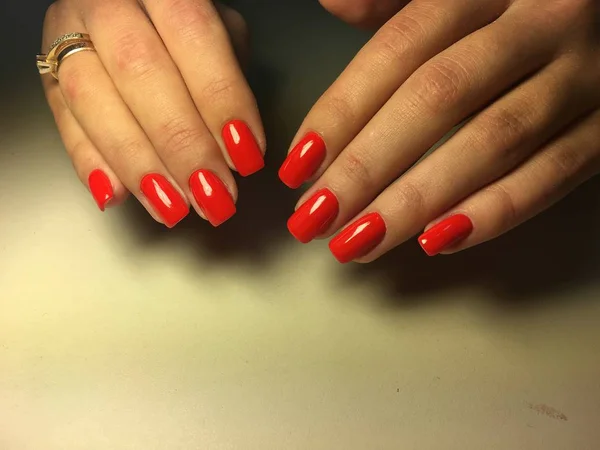 Manicura Roja Brillante Del Otoño Las Uñas Largas — Foto de Stock