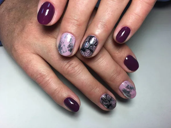 Sonbahar Erik manikür gümüş folyo ve siyah tasarımı ile