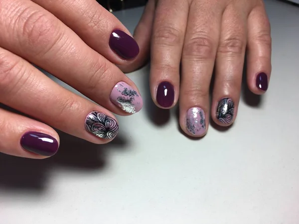 Manicure Autunno Prugna Con Lamina Argento Design Nero — Foto Stock