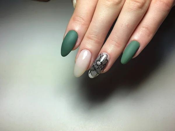 Manicura Verde Otoño Con Diseño Estampado Flores Negras —  Fotos de Stock