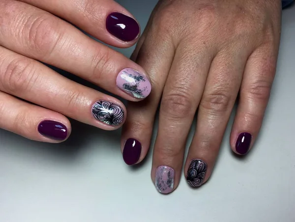 Sonbahar Erik manikür gümüş folyo ve siyah tasarımı ile