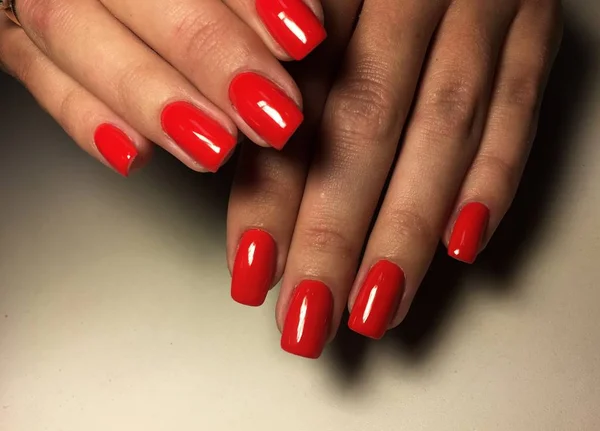 Manucure Rouge Automne Brillant Sur Ongles Longs — Photo