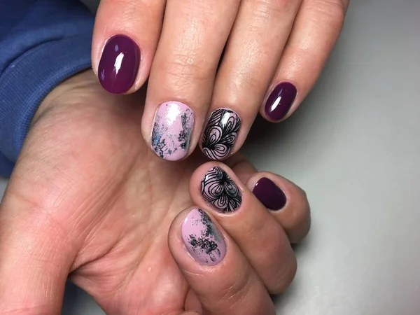 Sonbahar Erik manikür gümüş folyo ve siyah tasarımı ile