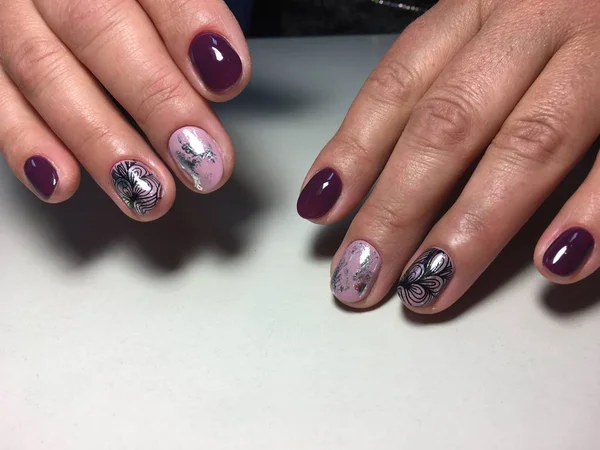 Sonbahar Erik manikür gümüş folyo ve siyah tasarımı ile