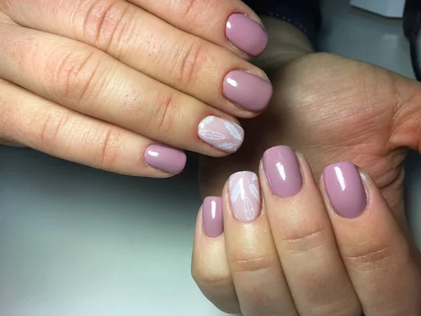 Delicada Manicura Rosa Con Plumas Blancas Uñas Cortas —  Fotos de Stock