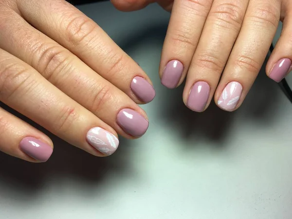 Délicate Manucure Rose Avec Plumes Blanches Sur Ongles Courts — Photo