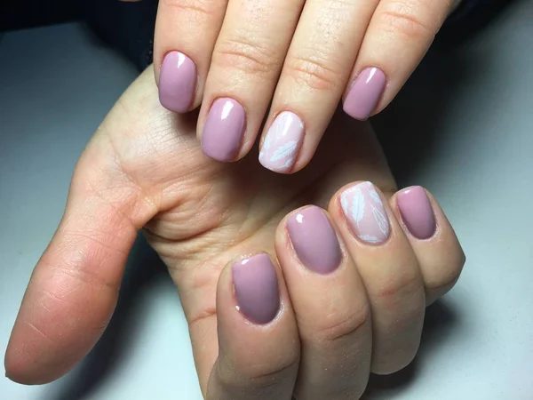 Delikatny Różowy Manicure Białych Piór Krótkie Paznokcie — Zdjęcie stockowe