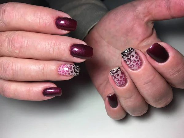 Manicura Moda Color Marsala Con Diseño Degradado Negro —  Fotos de Stock