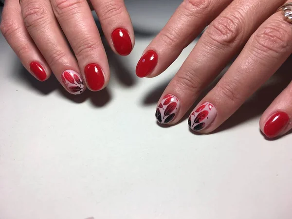 Manicura Roja Moda Con Plumas Negras Uñas Cortas —  Fotos de Stock