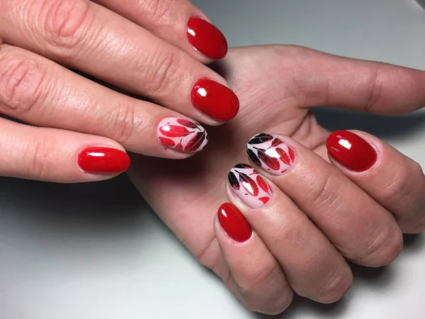 Manicure Moda Czerwony Czarnymi Piórami Krótkie Paznokcie — Zdjęcie stockowe