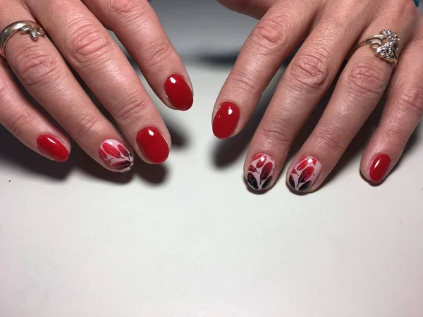 Mode Rote Maniküre Mit Schwarzen Federn Auf Kurzen Nägeln — Stockfoto