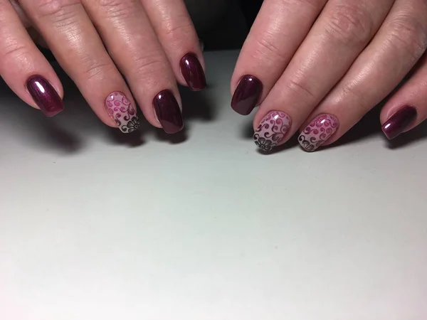 Marsala renkli siyah tonları teması ile moda manikür.