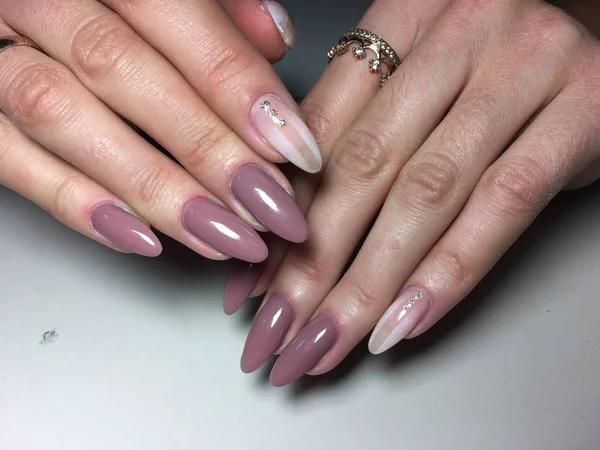 Manicura Beige Moda Con Diseño Degradado Blanco —  Fotos de Stock