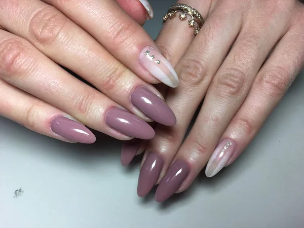 Manicura Beige Moda Con Diseño Degradado Blanco —  Fotos de Stock