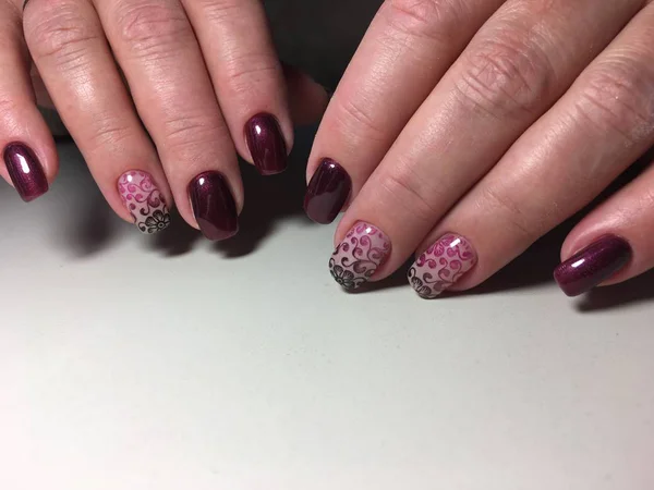 Modny Manicure Marsala Kolorze Kolorze Gradientu — Zdjęcie stockowe