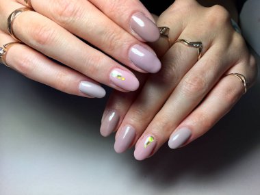 oval çivi üzerinde parlak bir tasarım ile moda bej manikür