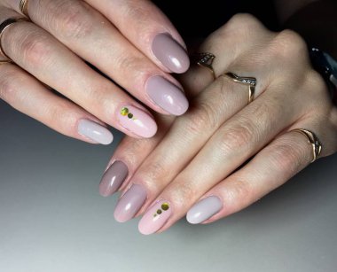 oval çivi üzerinde parlak bir tasarım ile moda bej manikür