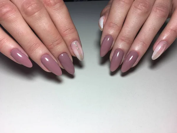 Modieuze Beige Manicure Met Witte Kleurovergang — Stockfoto