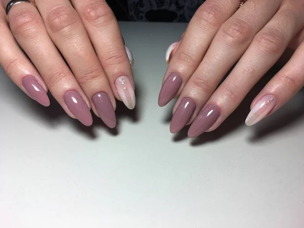 Manicura Beige Moda Con Diseño Degradado Blanco —  Fotos de Stock