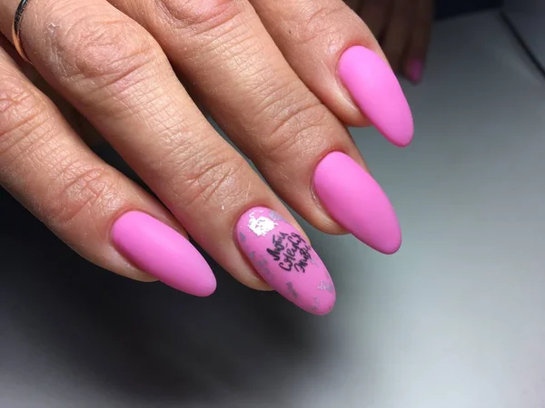 Helder Roze Manicure Met Modieuze Ontwerp Lange Nagels — Stockfoto