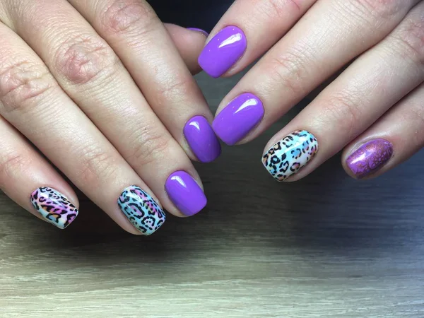 Mody Manicure Fioletowy Niebieski Kolor Leopard Design — Zdjęcie stockowe