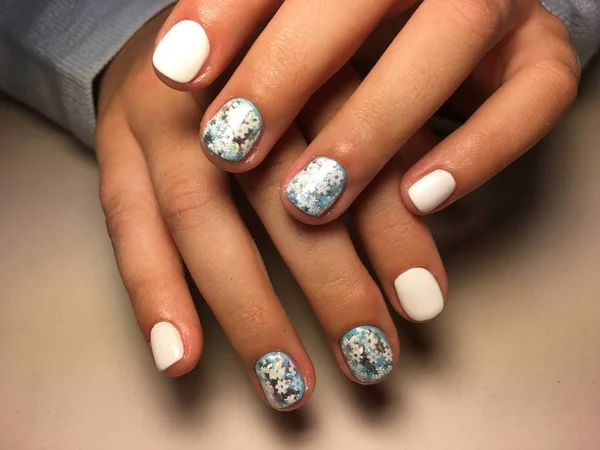 Modieuze Manicure Wit Met Een Nieuwjaar Sneeuwvlok Design — Stockfoto