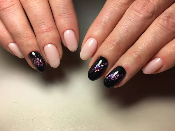 Mode Manicure Beige Zwarte Kleur Met Oudejaarsavond Ontwerp — Stockfoto