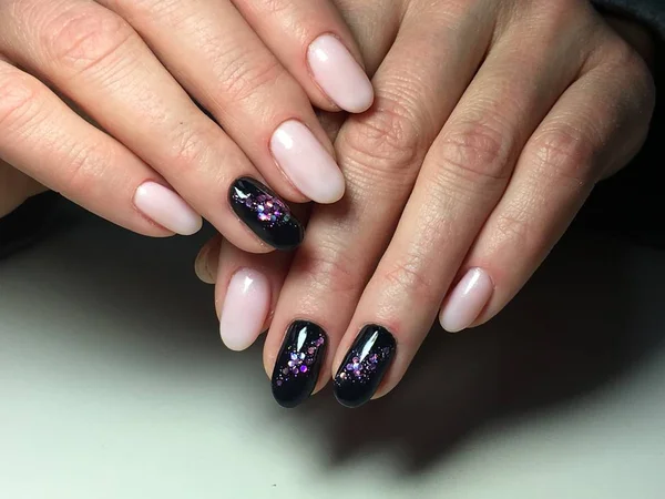 Manicura Moda Color Beige Negro Con Diseño Año Nuevo —  Fotos de Stock