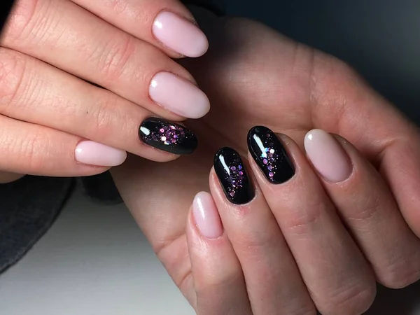 Manicura Moda Color Beige Negro Con Diseño Año Nuevo —  Fotos de Stock