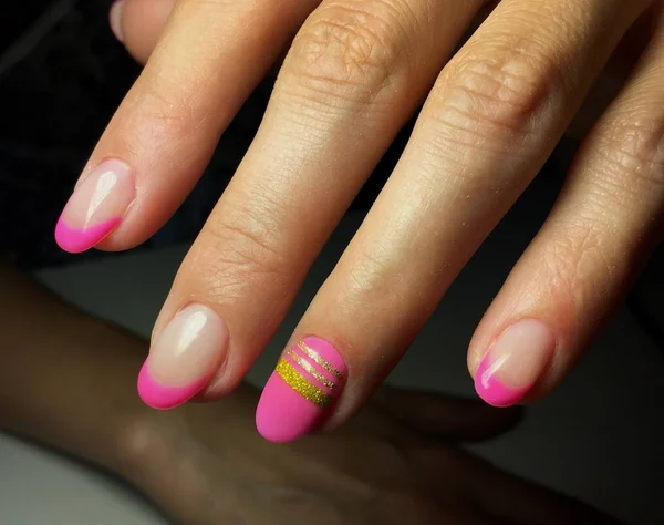 moda pembe Fransız manikür mat bir tasarım ve altın şeritler