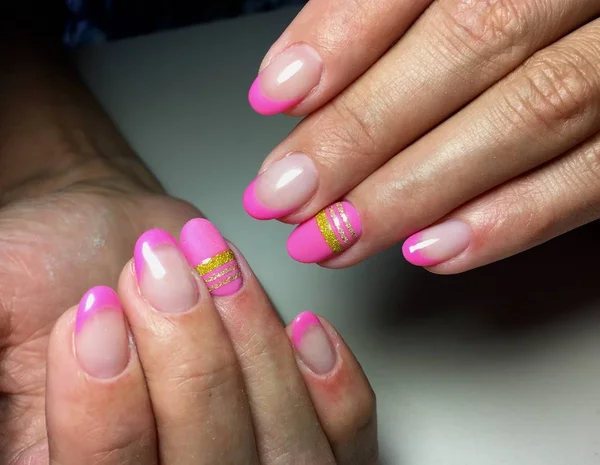 Modne Pink French Manicure Wytrzymała Konstrukcja Złote Wstążki — Zdjęcie stockowe