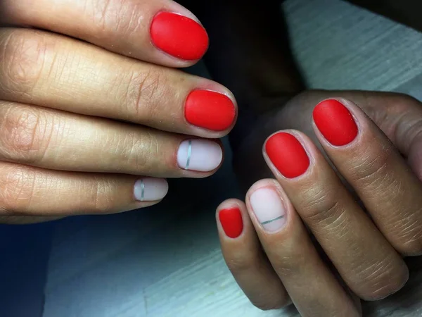 Modne Czerwone Matowe Manicure Błyszczący Srebrny Wstążki — Zdjęcie stockowe