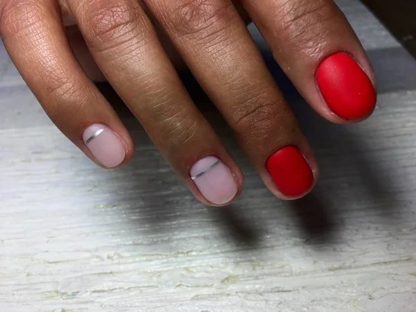 Manicura Mate Rojo Moda Con Cinta Plata Brillante — Foto de Stock