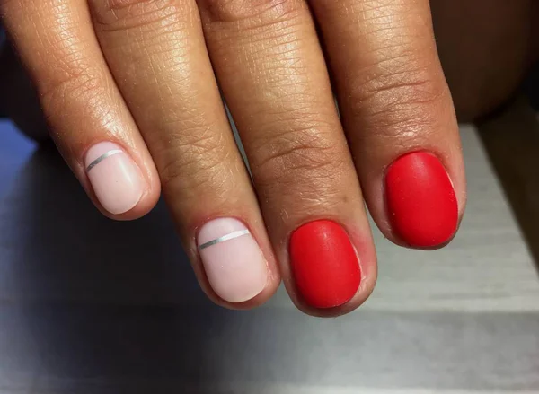 Modne Czerwone Matowe Manicure Błyszczący Srebrny Wstążki — Zdjęcie stockowe