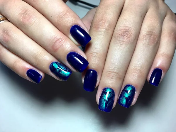 Manicure Azul Moda Com Penas Brilhantes Pregos Quadrados — Fotografia de Stock