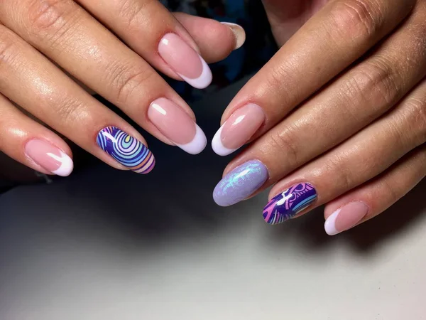 Manicura Francesa Lila Con Abstracción Destellos — Foto de Stock