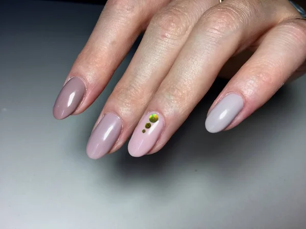 Modieuze Beige Manicure Met Een Glanzende Ontwerp Ovale Nagels — Stockfoto