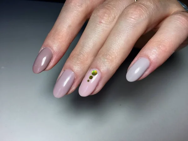 Manicure Bege Moda Com Desenho Brilhante Pregos Ovais — Fotografia de Stock