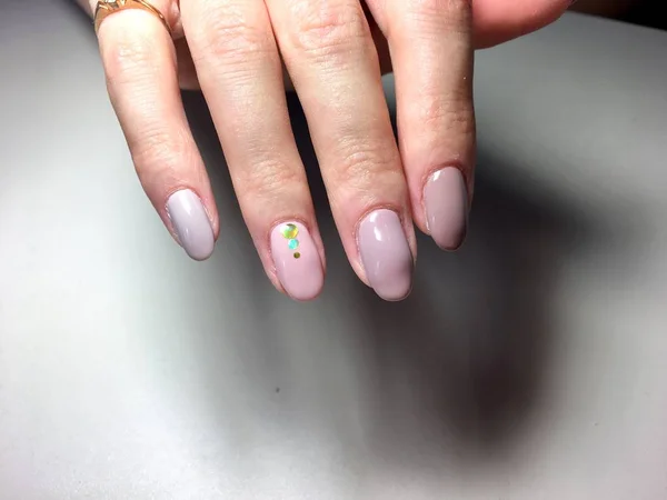 Modieuze Beige Manicure Met Een Glanzende Ontwerp Ovale Nagels — Stockfoto