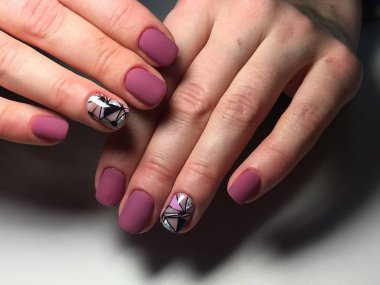 Tasarım soyutlama dokusal bir arka plan ile moda kırmızı manikür