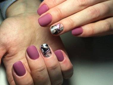 Tasarım soyutlama dokusal bir arka plan ile moda kırmızı manikür