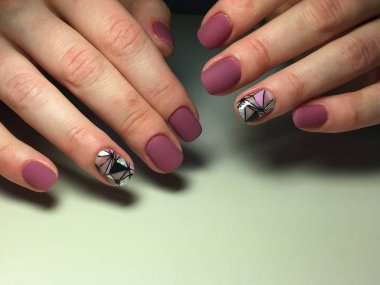 Tasarım soyutlama dokusal bir arka plan ile moda kırmızı manikür