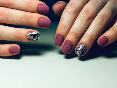 Tasarım soyutlama dokusal bir arka plan ile moda kırmızı manikür