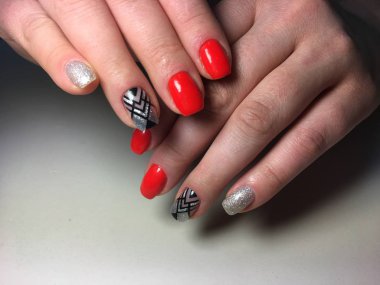 Siyah tasarımı soyutlama gümüş ile birlikte moda kırmızı manikür