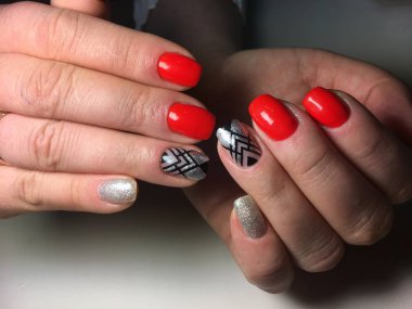 Siyah tasarımı soyutlama gümüş ile birlikte moda kırmızı manikür