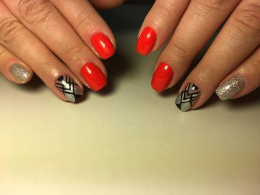 Siyah tasarımı soyutlama gümüş ile birlikte moda kırmızı manikür
