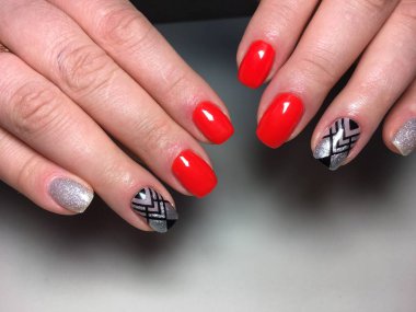 Siyah tasarımı soyutlama gümüş ile birlikte moda kırmızı manikür
